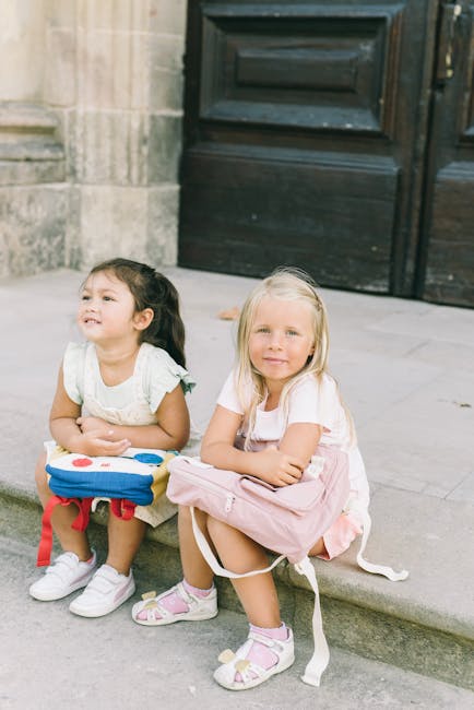 Due bambine sedute con zaini scuola primaria, offerte zaini scuola 2025, zaini colorati e resistenti per la scuola