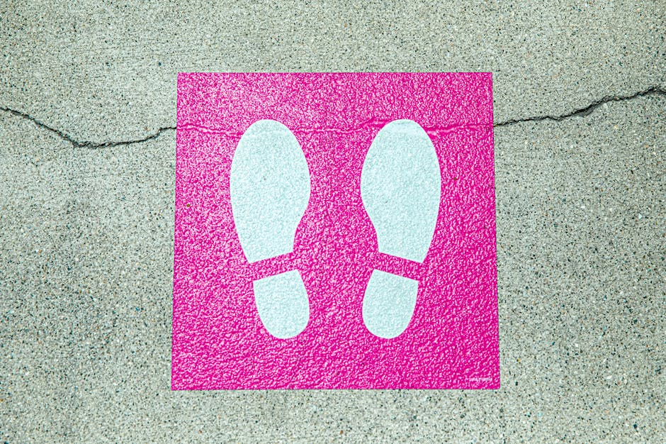 Impronte di scarpe bianche su sfondo rosa: metafora per il calcolo della tensione e la direzione passo dopo passo nella guida.