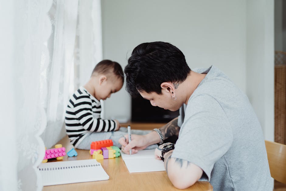 Padre e figlio disegnano insieme: un modello di educazione familiare per prevenire la violenza di genere e i femminicidi.