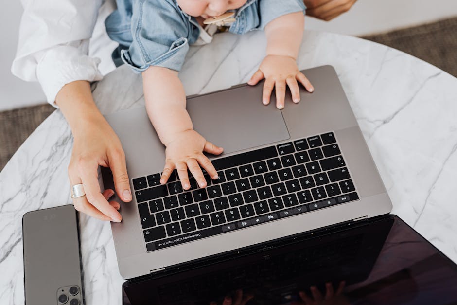 Mano di adulto e mano di bambino su laptop, supporto PEI per genitori e educatori, guida completa all'assistenza
