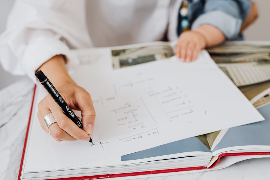 Genitore ed educatore collaborano alla stesura del PEI: pianificazione inclusiva e personalizzata per lo studente con bisogni speciali.