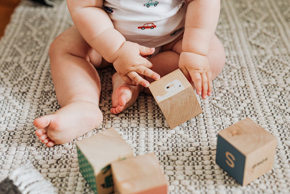 Bambino gioca con blocchi di legno colorati sul tappeto attività motorie sviluppo sensoriale e divertimento per neonati