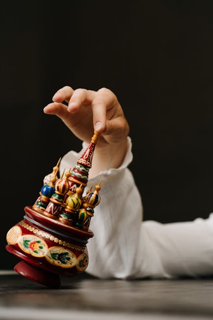 Carillon russo a forma di cattedrale, simbolo di ricordi e cultura, evocativo della dea Mnemosine e della sua influenza sull'arte.