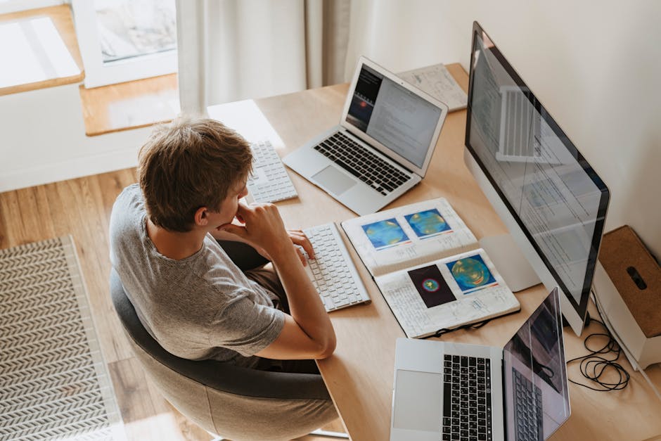 Studente che studia online con diversi dispositivi, apprendimento digitale e metodologie didattiche innovative per l'istruzione a distanza