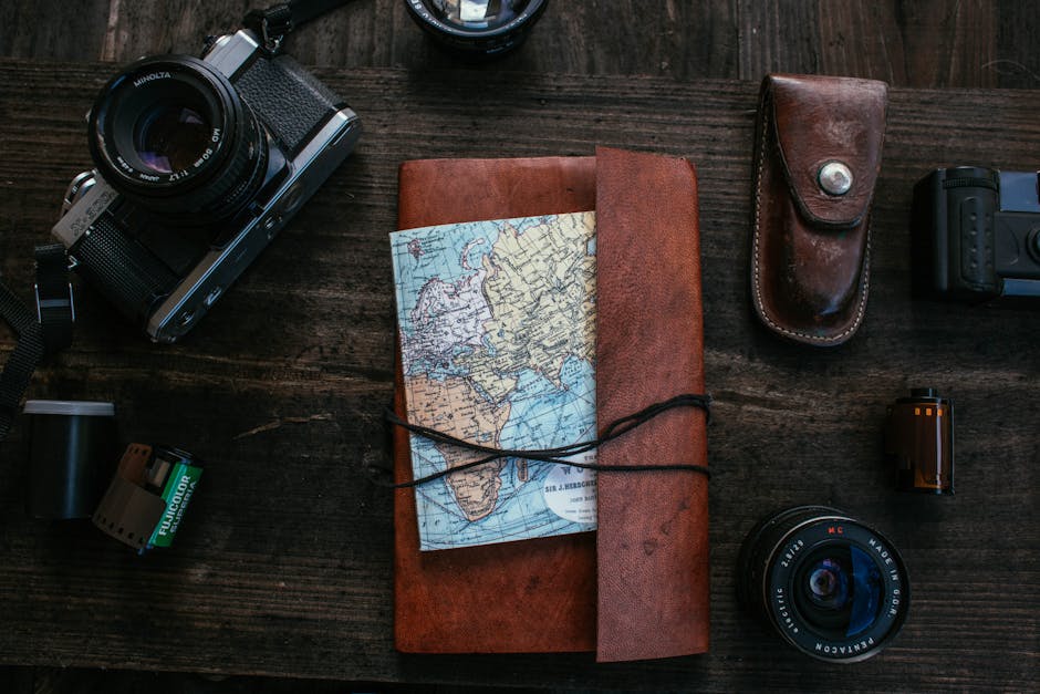 Superficie conica: immagine di attrezzatura fotografica vintage e mappa del mondo per illustrare il concetto di area e geometria