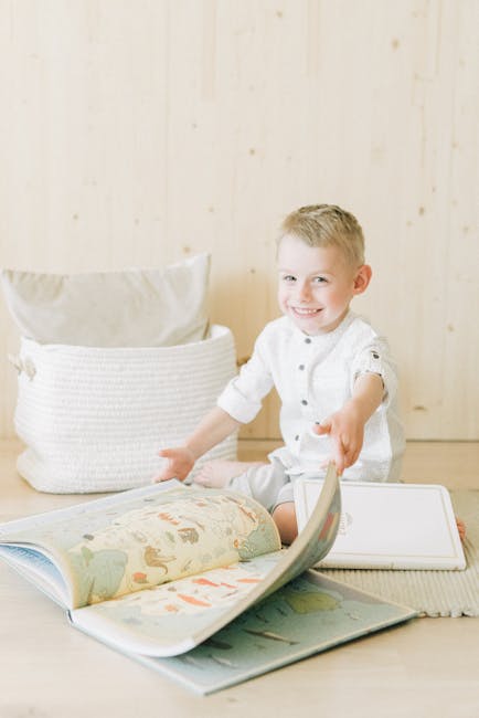 Bambino sorridente sfoglia libro illustrato, stimolazione musicale e cognitiva nella prima infanzia, apprendimento giocoso.