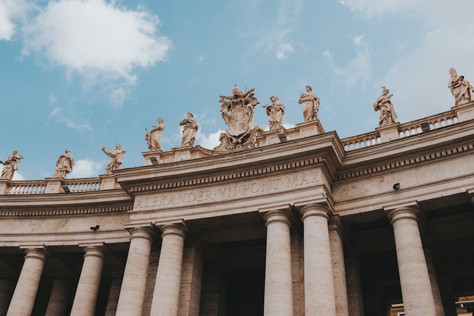 Colonnato di San Pietro con statue papali, simbolo del potere e della storia della Chiesa Cattolica, rilevante per l'abdicazione papale.