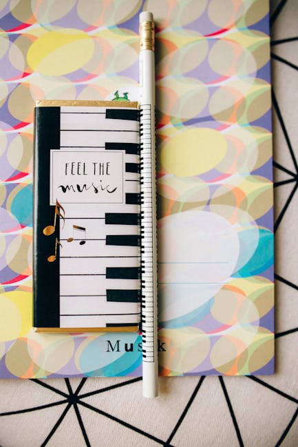 Quaderno con tastiera di pianoforte e matita per appunti, strumenti utili per lo studio del concorso PNRR3