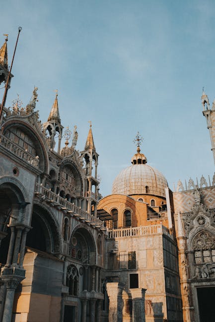 Dettaglio architettonico gotico di Venezia con guglie, archi e cupola dorata, esempio di stile gotico italiano e patrimonio culturale.