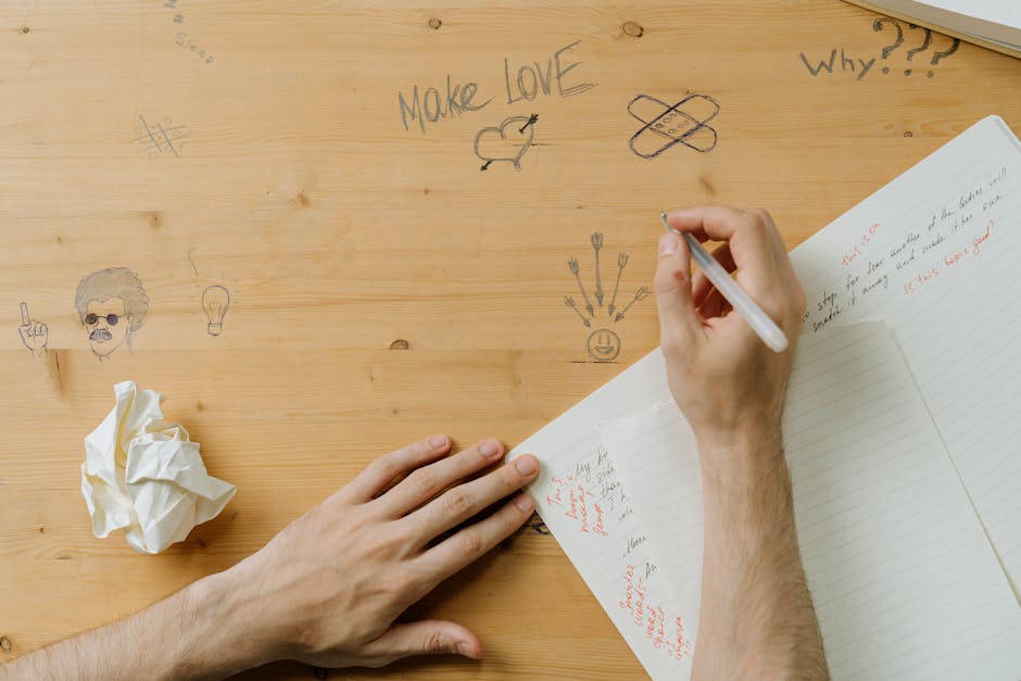Appunti e scarabocchi su un tavolo di legno, metafora dello studio della matematica applicata e del processo creativo di problem solving