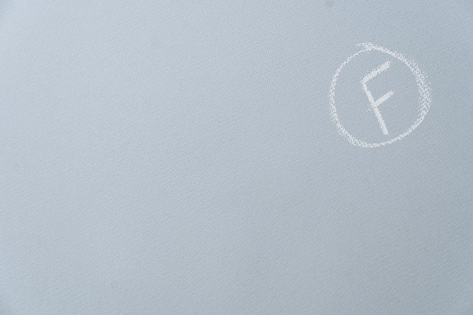 Voto F scritto con gesso su lavagna, simbolo di fallimento e basso punteggio, rilevante per il Concorso PNRR 3 e la soglia di ammissione all'orale.