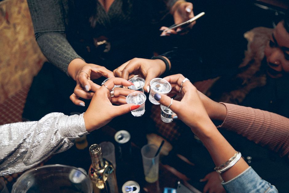 Bevi fino a sballarti? Sabato sera, shot e contachilometri: come il binge drinking entra al centro delle politiche di prevenzione