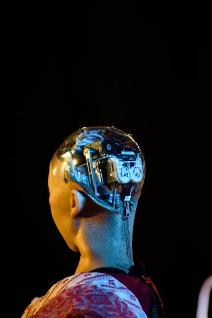 Robot umanoide con cervello artificiale trasparente, metafora dell'intelligenza artificiale e del cervello umano a confronto nell'articolo.