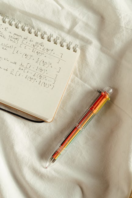 Appunti di matematica su quaderno con penna multicolore, tecniche per formule matematiche, studio e apprendimento avanzato