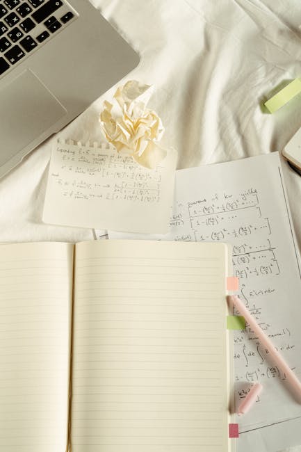 Algebra 1: Appunti, quaderno aperto, laptop e calcoli per lo studio della matematica moderna e delle sue applicazioni pratiche.
