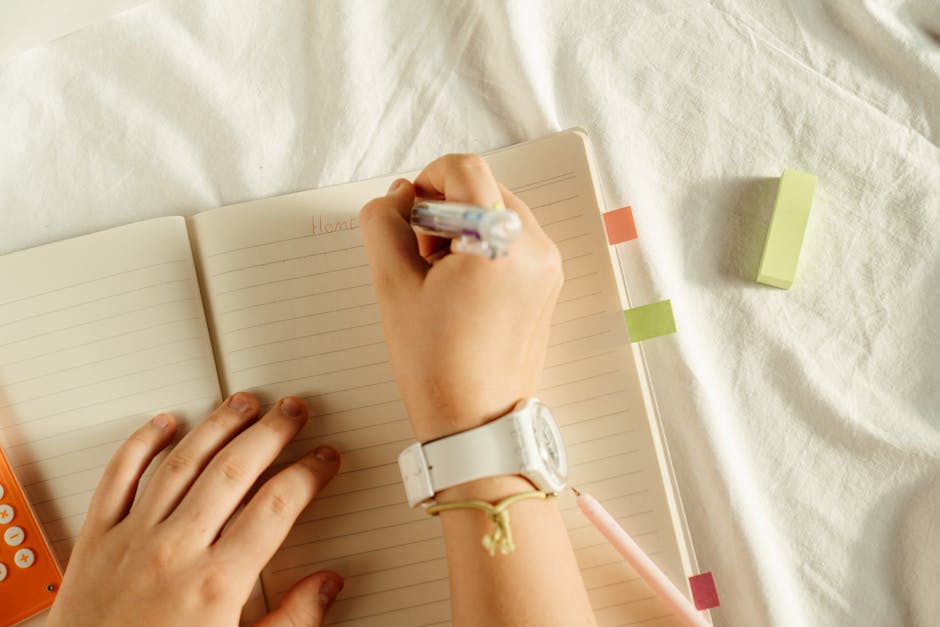 Studente che prende appunti su un quaderno con evidenziatori e orologio, tecniche personalizzate per la preparazione scolastica efficace.