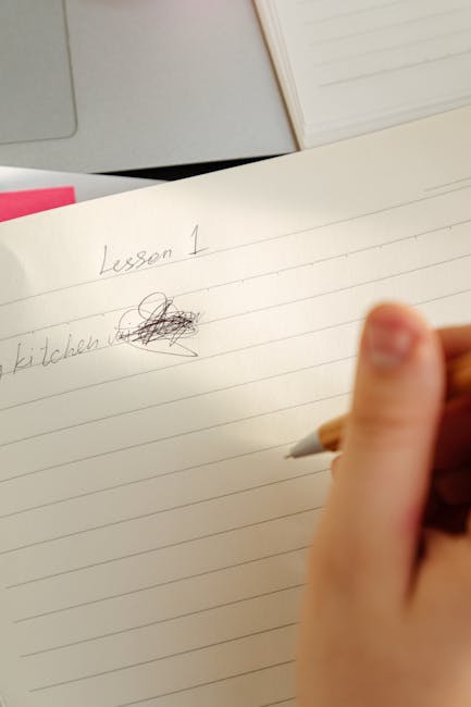 Appunti scolastici con 'Lesson 1' e cancellature, metafora del metodo finlandese che riduce le lezioni frontali e i compiti a casa.