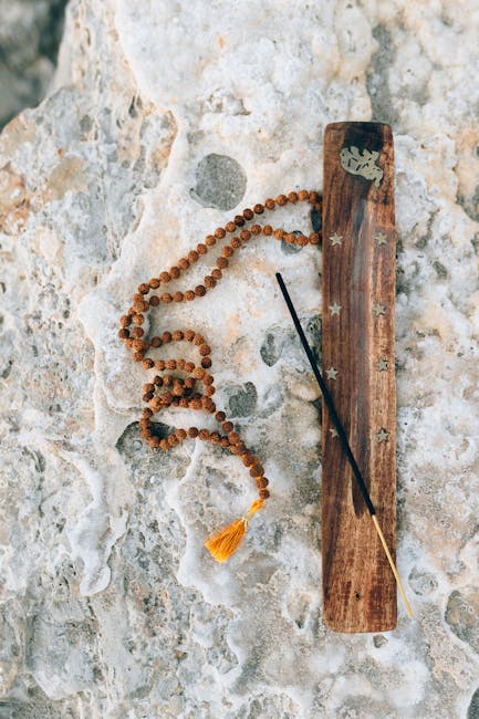 Collana di perline di legno e incenso su pietra: riflessione e distacco dalla tecnologia