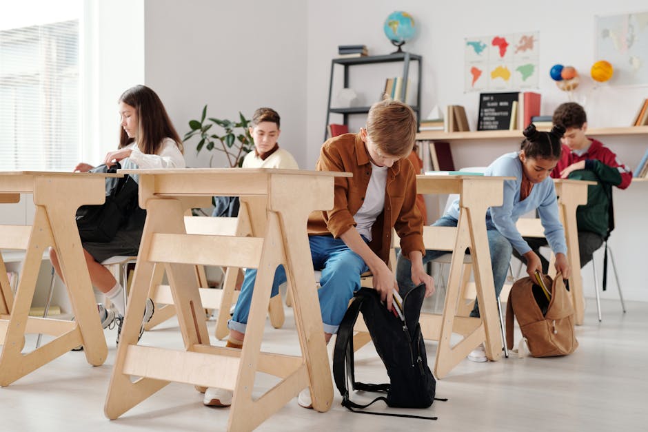 Studenti in classe preparano le loro borse, riflessione sull'adattamento scolastico per studenti musulmani durante il Ramadan in Italia.