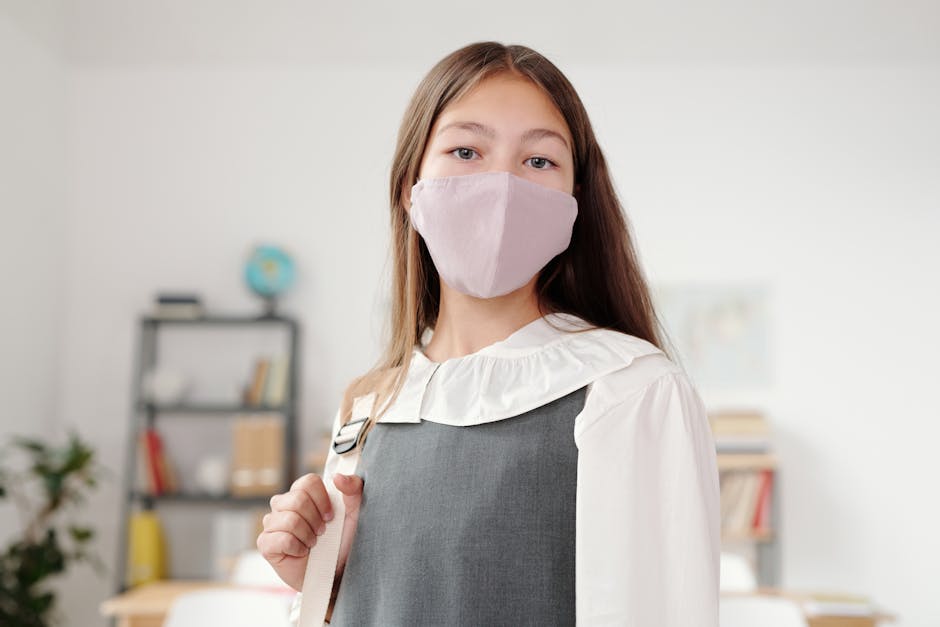 Studentessa con mascherina in classe: podcast come strumento educativo per le scuole italiane e la Giornata del Podcast.