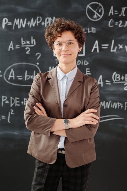 Docente con lavagna piena di formule matematiche sullo sfondo, passaggio di ruolo e cattedra per abilitati nel 2026/27