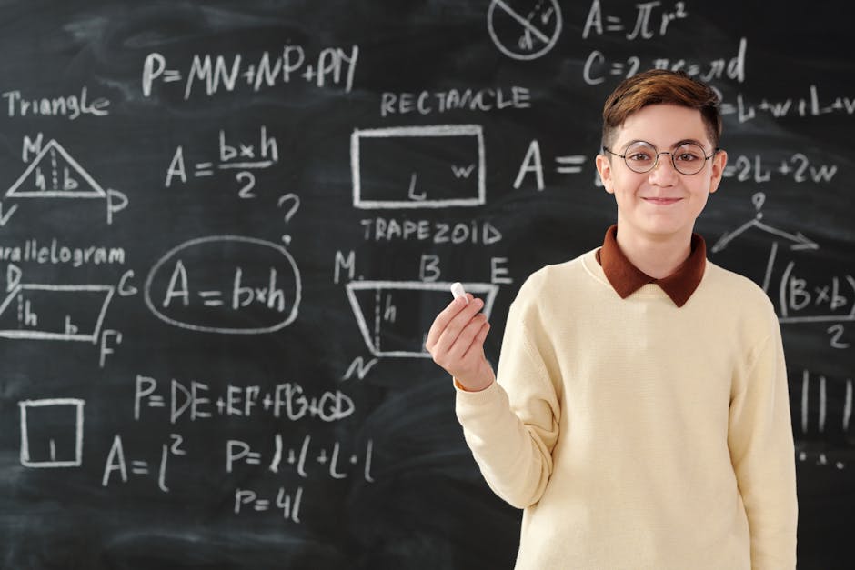 Studente spiega area del parallelogramma con formula su lavagna. Concetto di geometria e matematica per l'apprendimento.
