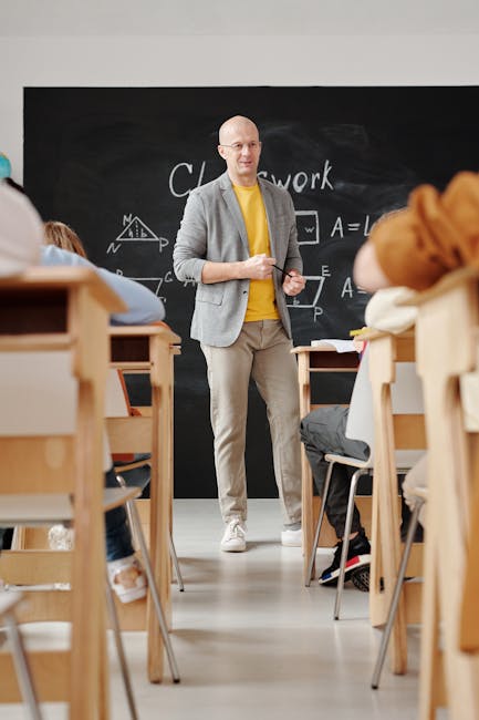 Docente spiega matematica in classe, focus su assunzioni e sedi supplenze 2025/26 per il personale scolastico.