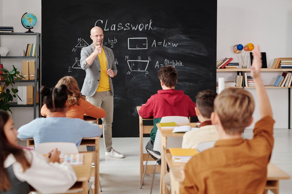 Docenti all’estero, domande entro il 31 agosto: requisiti, scadenze e nuovi vincoli per il 2026/2027