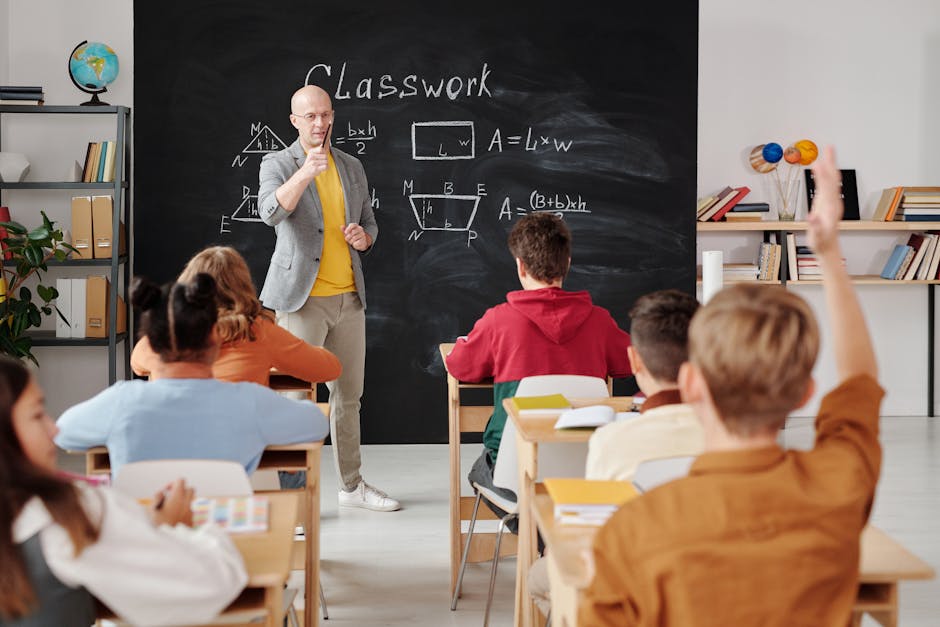 Docente spiega matematica in classe: focus su concorso docenti PNRR3, GPS e elenchi regionali per l'istruzione e l'insegnamento.