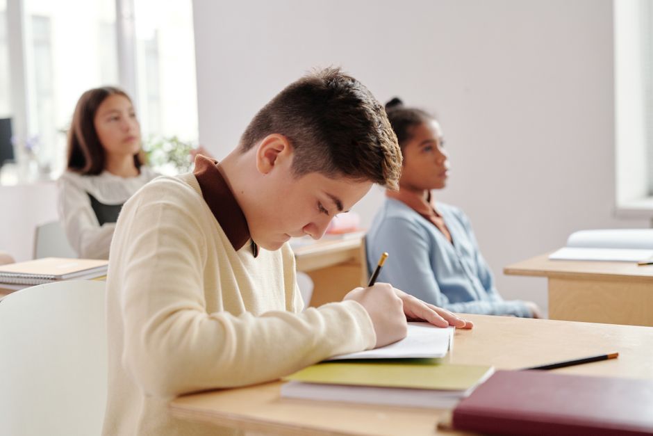 Percorsi abilitanti scuola secondaria: al via l'iter per il quarto ciclo dei percorsi abilitanti. Requisiti, CFU e le nuove regole salva-posti