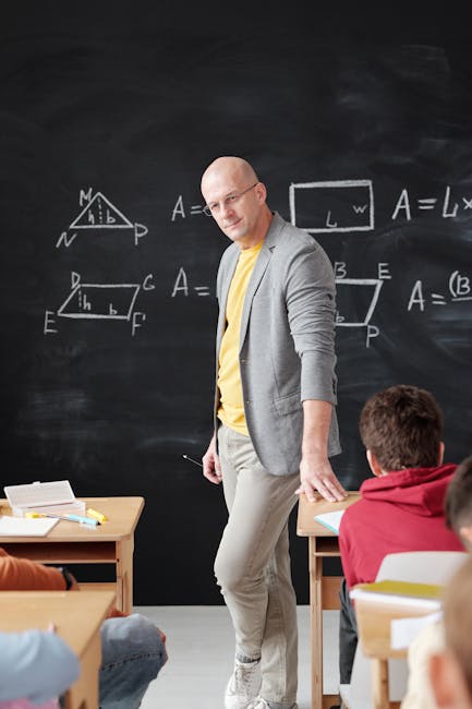 Insegnante di matematica spiega geometria agli studenti, opportunità di lavoro alla scuola italiana De Gasperi in Cile. Lezioni coinvolgenti.
