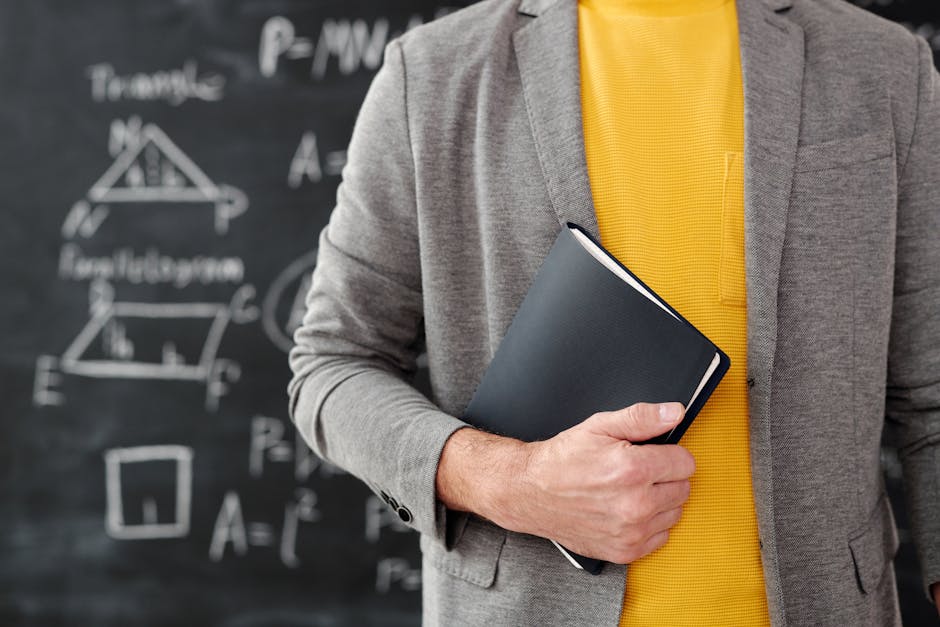 Professore con libro di matematica e lavagna con teorema di Pitagora, spiegazione della formula e triangoli rettangoli