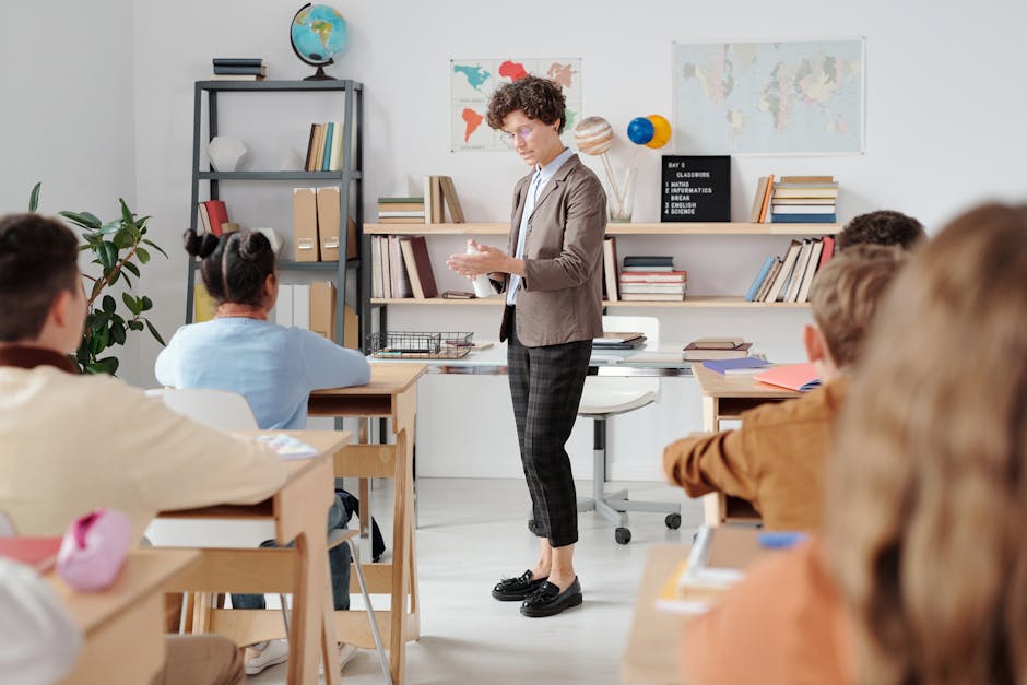 Insegnante spiega matematica in classe a studenti di seconda superiore, dibattito sulla preparazione scolastica e difficoltà con pari e dispari