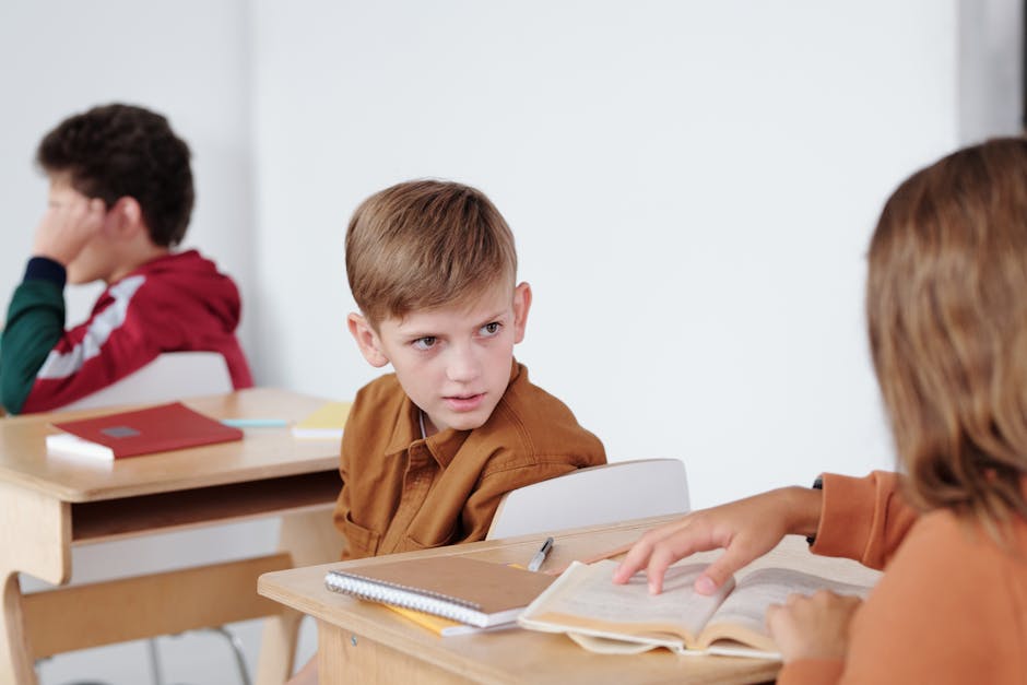 Ragazzo pensieroso in classe, riflessione sulla sicurezza scolastica e il dialogo familiare sulla violenza in Francia