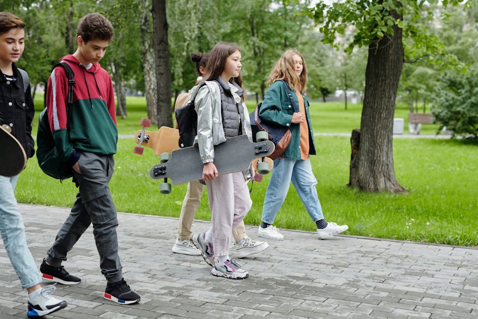 Gruppo di studenti con skateboard nel parco: possibili convenzioni abbigliamento scolastico e tempo libero per il personale della scuola.