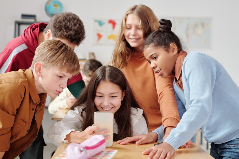 Studenti entusiasti utilizzano smartphone in classe per apprendimento interattivo, nuove tecnologie per l'istruzione, didattica innovativa