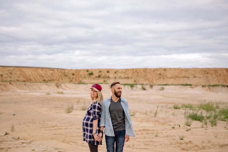 Coppia in attesa in un paesaggio desertico, simbolo di un nuovo talento che sta per nascere e crescere, valorizzando il futuro.