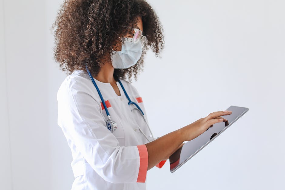 Informatica Medica: Dottoressa con tablet consulta cartella clinica digitale, approccio innovativo alla salute e gestione dati paziente.