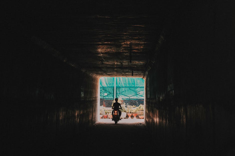 Motociclista in silhouette esce da un tunnel: analogia con la risoluzione di esercizi di moto parabolico e la scoperta di soluzioni