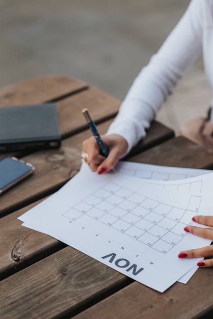 Calendario di novembre con mano che segna la data del 30, scadenza concorso infanzia negata e guerra