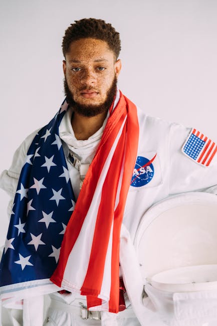 Giovane astronauta con bandiera americana: preparazione alle professioni tecnologiche del futuro e opportunità di carriera