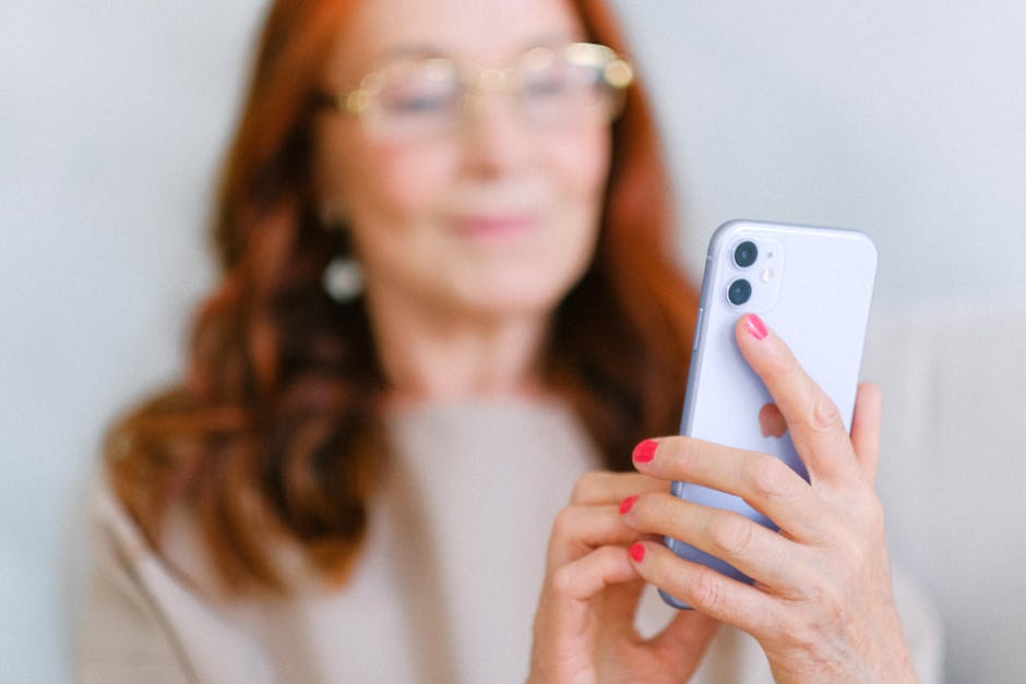 Donna anziana usa smartphone: impatto della tecnologia sulla socializzazione e contatto visivo in aula secondo Daniela Lucangeli.