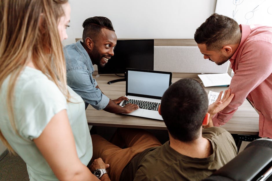 Docenti e dirigenti scolastici collaborano serenamente al computer per migliorare l'ambiente di lavoro di gruppo nella scuola.