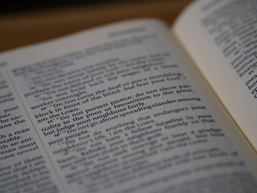 Pagina di un libro antico con testo ebraico, simbolo della memoria e della giustizia per le vittime della Shoah.