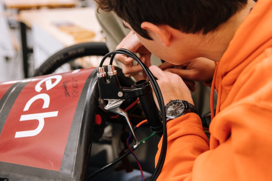 Studente lavora su progetto STEM, applicando concetti matematici e ingegneristici per potenziare le competenze pratiche e teoriche.