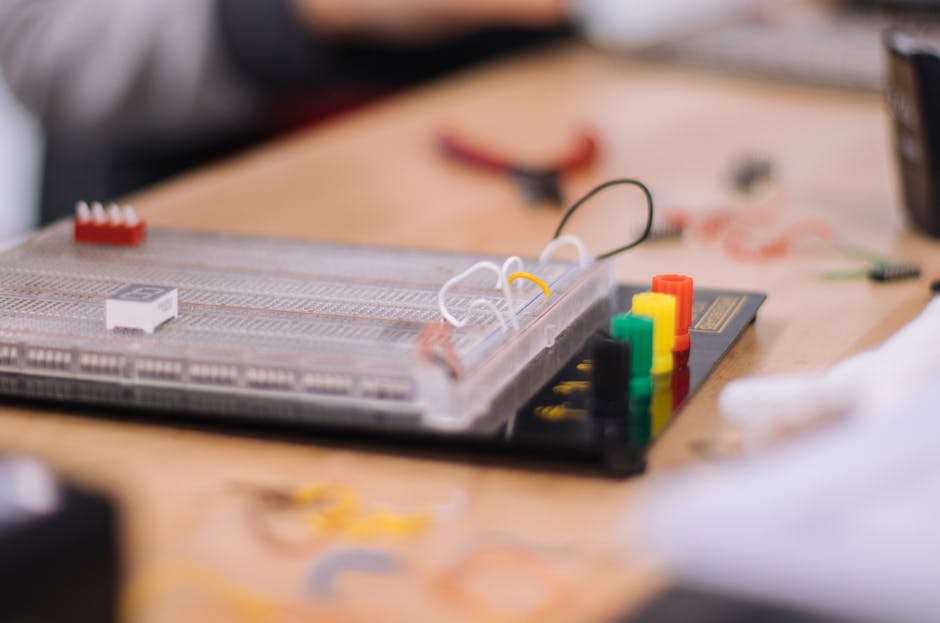 Breadboard con componenti elettronici e fili colorati, strumenti per l'apprendimento pratico della matematica e dell'elettronica.