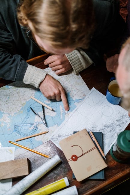 Uomini che studiano mappe nautiche con strumenti di precisione, metafora di analisi complessa in Analisi Matematica 3