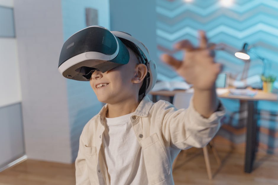 Esperienze Immersive: Apprendimento del Futuro con VR Bambino sorridente con visore VR che esplora esperienze immersive avanzate per l'apprendimento del futuro in un ambiente domestico.