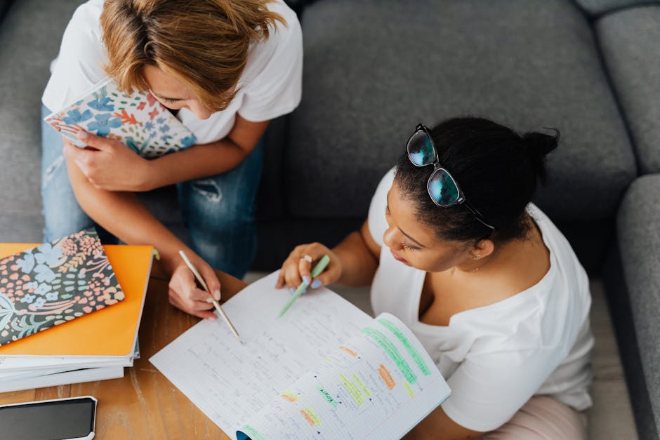 Due studentesse preparano l'Esame Unico: strategie di studio, appunti e schemi per un risultato eccellente e una preparazione efficace.