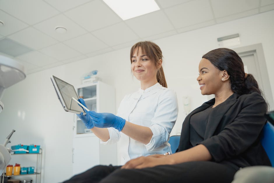 Informatica medica: medico mostra esami digitali a paziente, innovazione nella cura della salute e diagnosi tramite tecnologie avanzate
